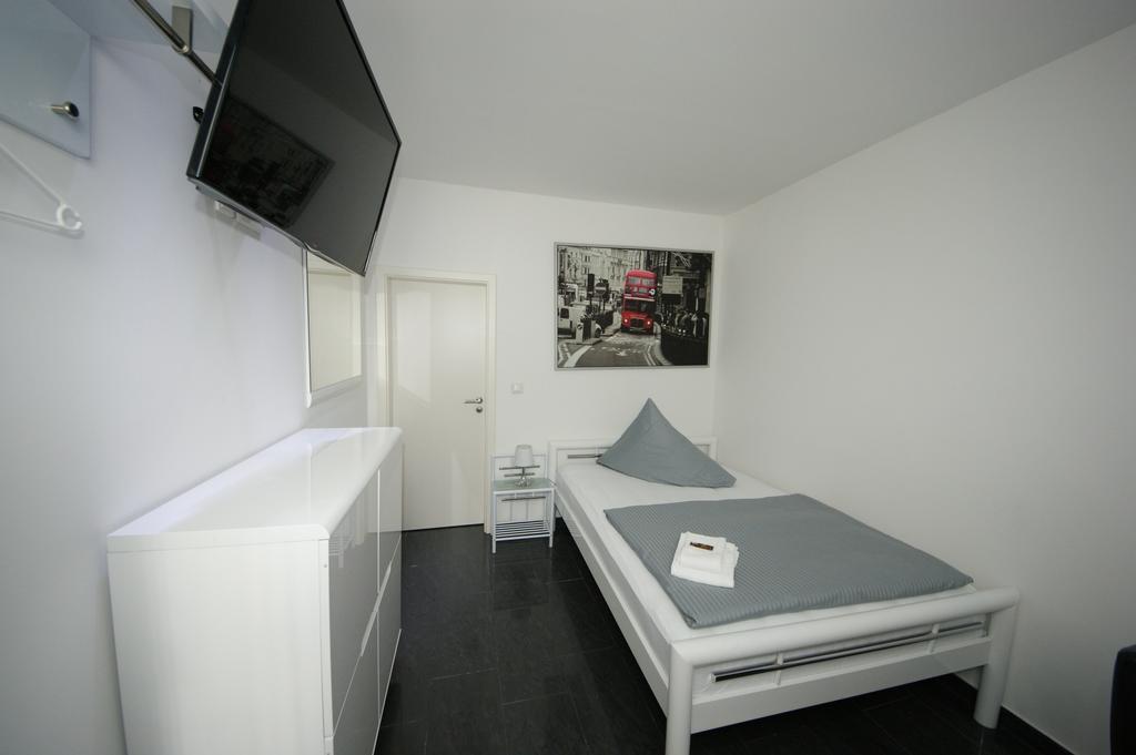 Hotel Am Rosenplatz,24 Stunden Check In, Kostenfreie Parkplaetze Brechtorf Ruang foto